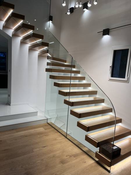 Création d'un escalier design en métal et verre sur mesure pour un architecte à Saint -Etienne
