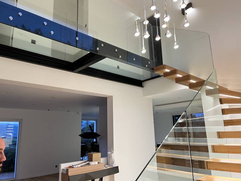 Création d'un escalier design en métal et verre sur mesure pour un architecte à Saint -Etienne