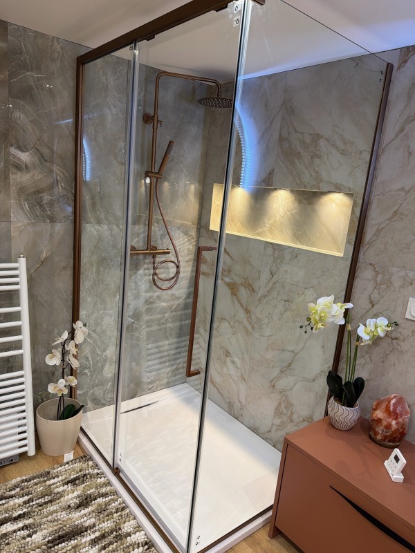 création d’une douche à l’italienne. création d’une douche italienne à Toulouse, centre-ville, avec des produits de